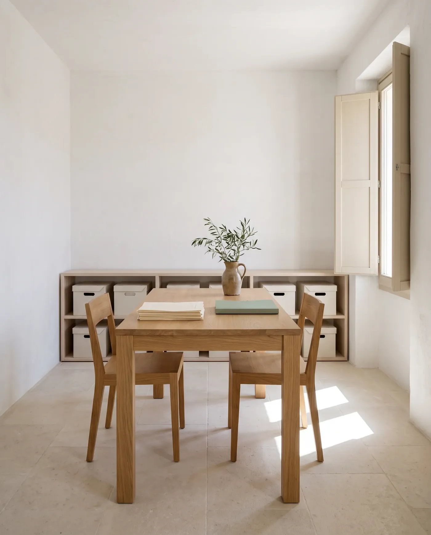 Despacho luminoso con mesa de madera y dos sillas